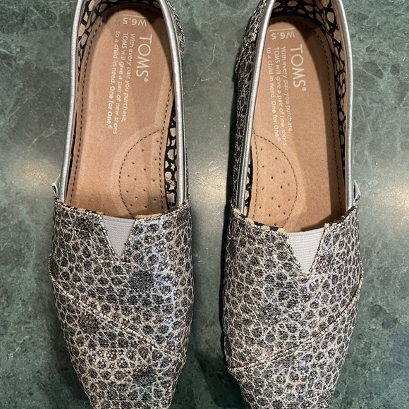 TOMS Print Slip-On Shoes - Picture 3 of 8